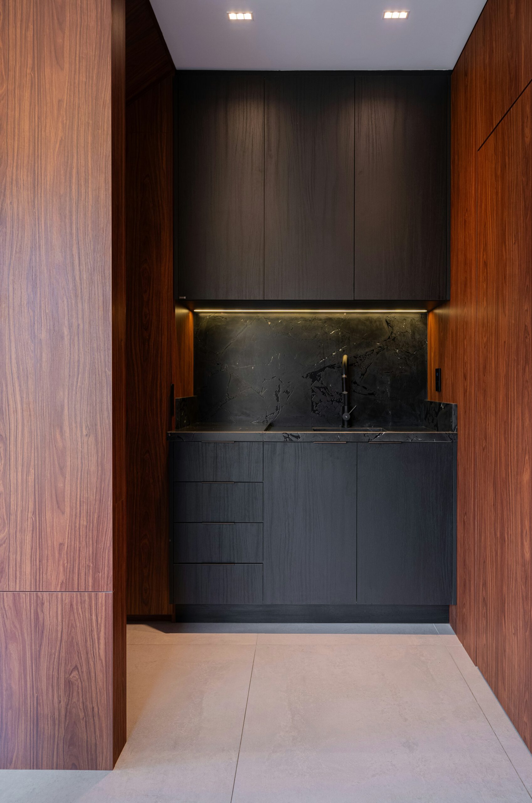 Dramatic Kitchen – Wood & Stone